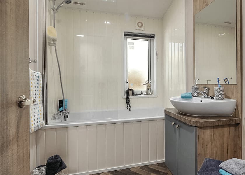 Superior Oak Lodge with Hot Tub (Sleeps 6) - Heather View Holiday Park, Stanhope, Co Durham