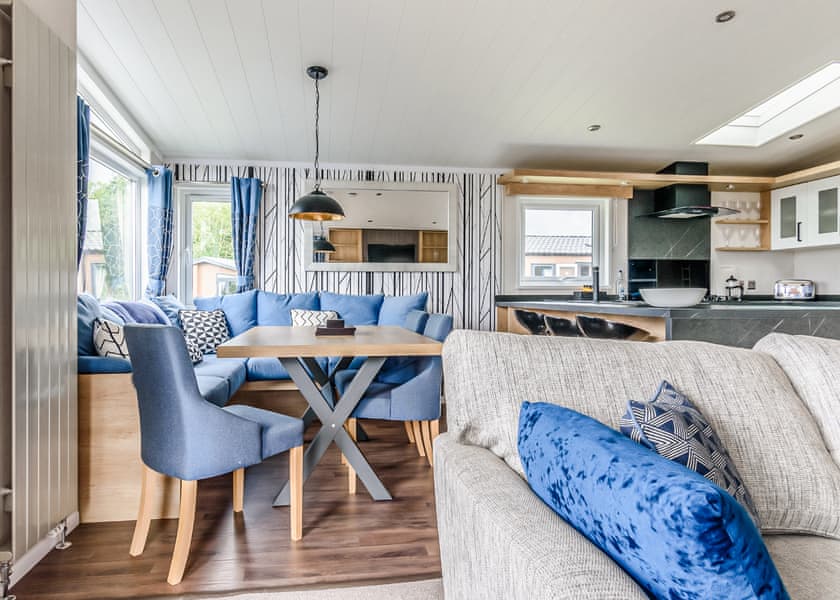 Luxury Lodge Hot Tub (Pet) - Hanworth Country Park, Potterhanworth