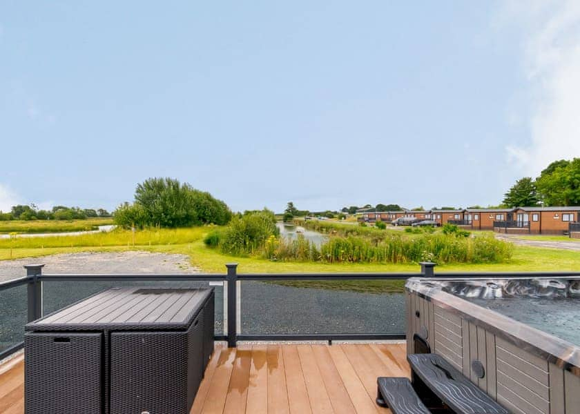 Luxury Lodge Hot Tub - Hanworth Country Park, Potterhanworth