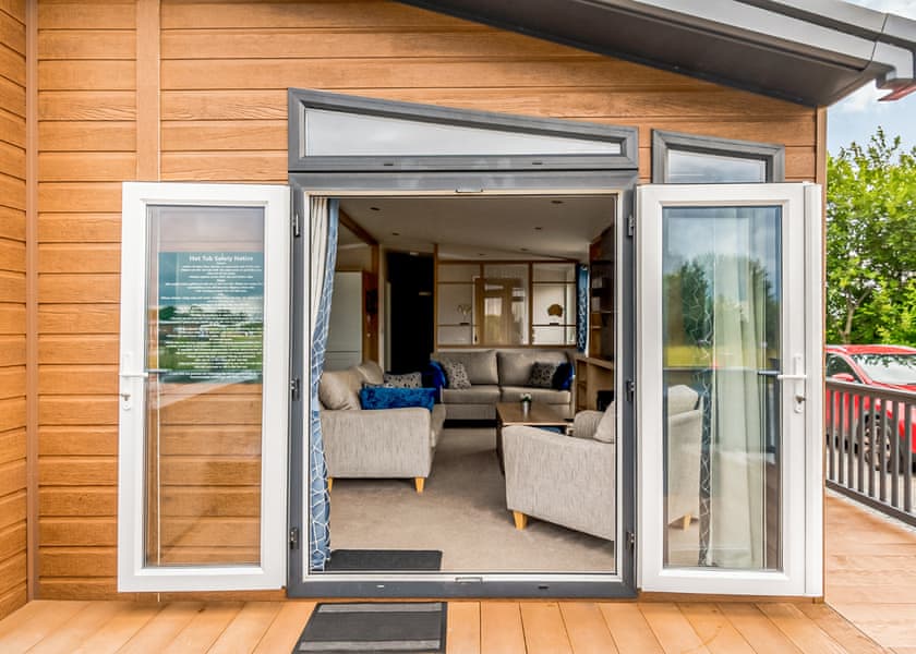 Luxury Lodge Hot Tub - Hanworth Country Park, Potterhanworth