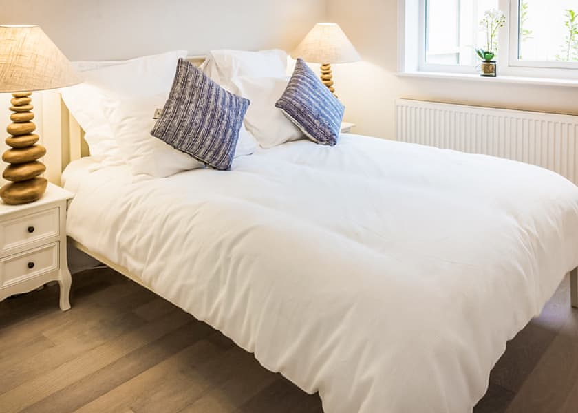 Typical | 4 Berth Luxury Cottage with Hot Tub (Pet) - The Bay Colwell, Freshwater, Colwell Bay