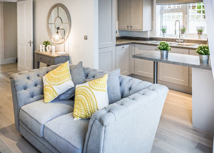 6 Berth Luxury Cottage with Hot Tub (Pet) - The Bay Colwell, Freshwater, Colwell Bay