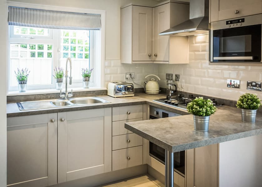 6 Berth Luxury Cottage with Hot Tub (Pet) - The Bay Colwell, Freshwater, Colwell Bay