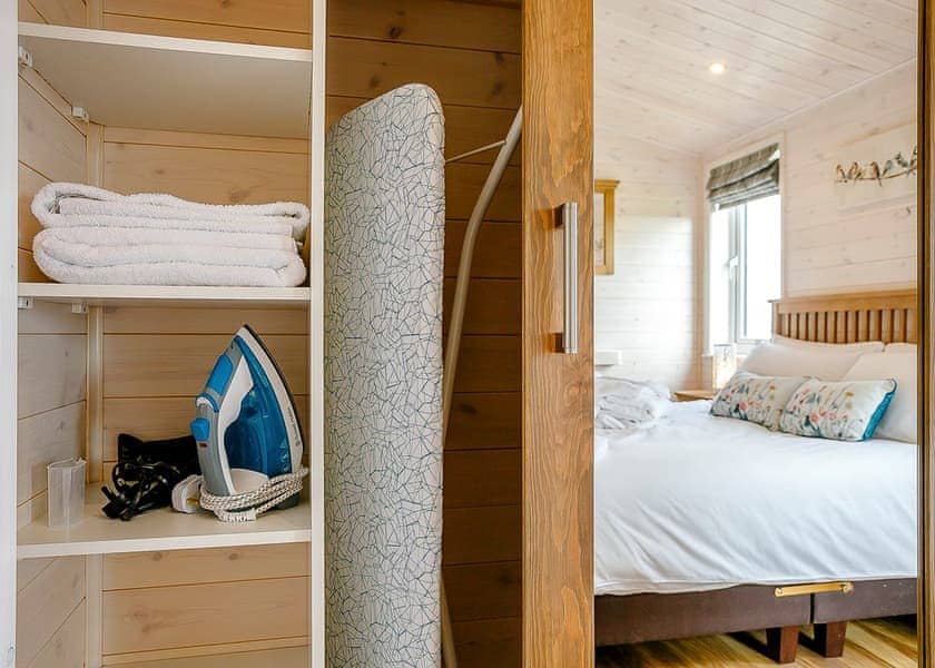 Knights Lodges (Pet) - Knights Lodges, Bretby, Derbyshire