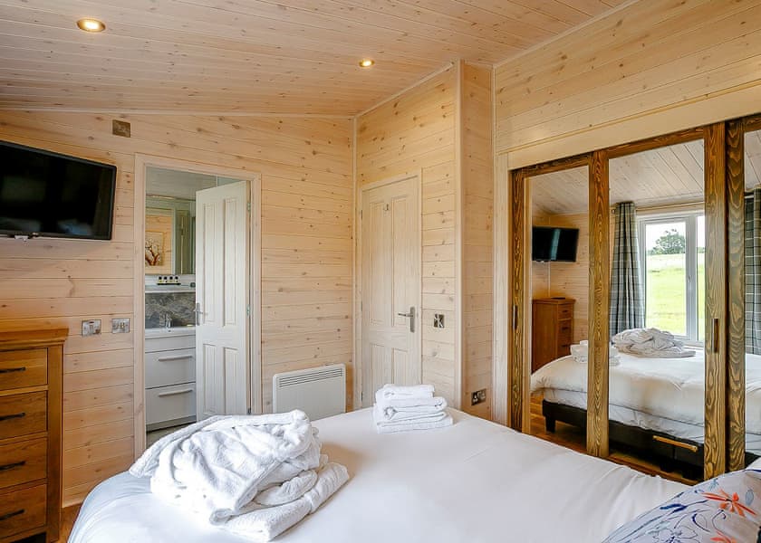 Typical | Field View Lodge (Pet) - Knights Lodges, Bretby, Derbyshire