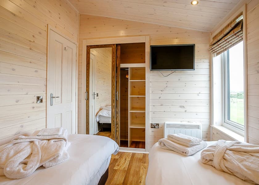 Typical | Field View Lodge (Pet) - Knights Lodges, Bretby, Derbyshire