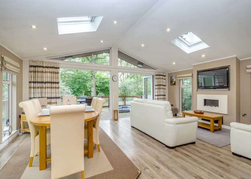Luxury Lodge 1 - Ladera Retreat Lodges, Eaton, Congleton