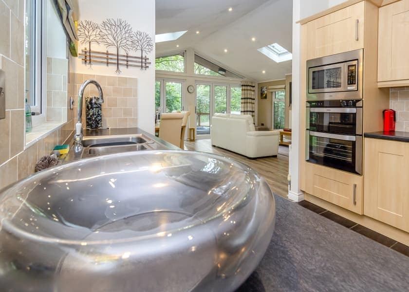 Luxury Lodge 1 - Ladera Retreat Lodges, Eaton, Congleton