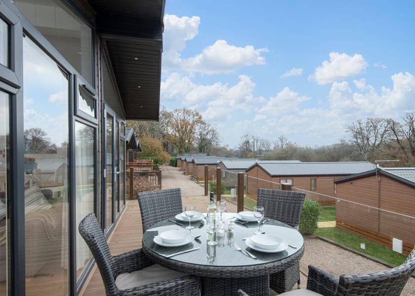Kingfisher Lodge, Lake View 3 bedroom lodge with hot tub (sleeps 6) - Lakeview Manor Lodges, Dunkeswell, Honiton