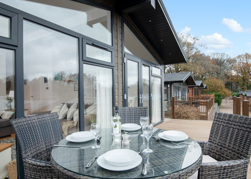 Kingfisher Lodge, Lake View 3 bedroom lodge with hot tub (sleeps 6) - Lakeview Manor Lodges, Dunkeswell, Honiton