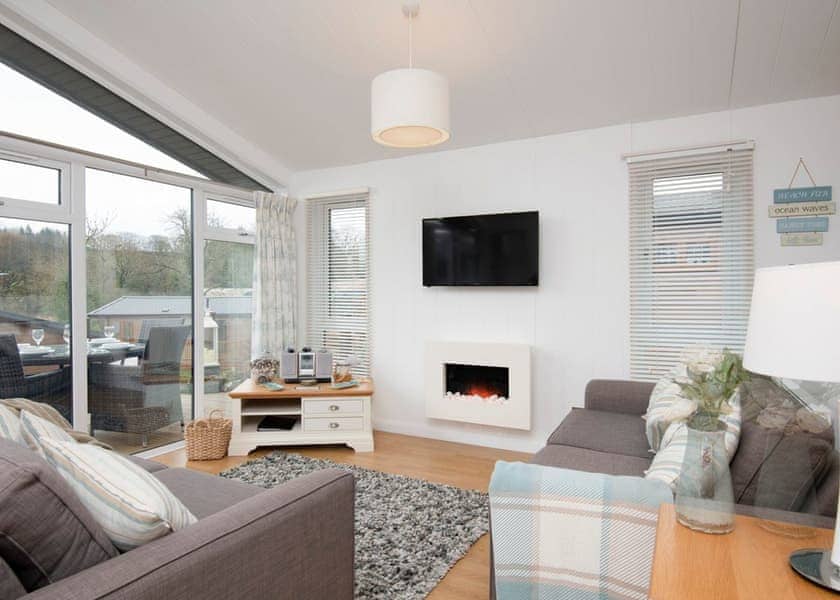 Lake View 3 bedroom lodge with hot tub (sleeps 6), Kingfisher Lodge - Lakeview Manor Lodges, Dunkeswell, Honiton