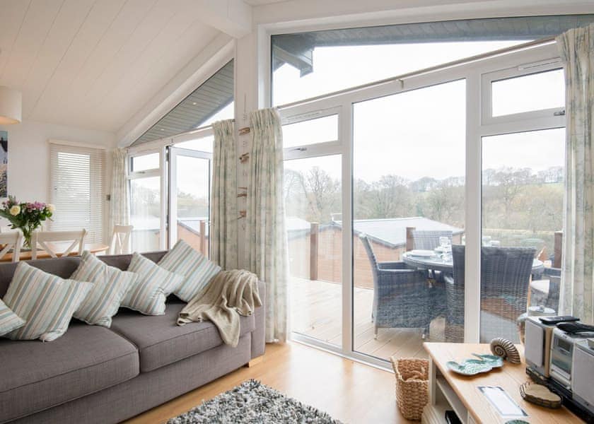 Kingfisher Lodge, Lake View 3 bedroom lodge with hot tub (sleeps 6) - Lakeview Manor Lodges, Dunkeswell, Honiton