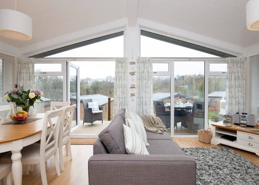 Kingfisher Lodge, Lake View 3 bedroom lodge with hot tub (sleeps 6) - Lakeview Manor Lodges, Dunkeswell, Honiton