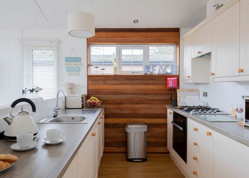 Lake View 3 bedroom lodge with hot tub (sleeps 6), Kingfisher Lodge - Lakeview Manor Lodges, Dunkeswell, Honiton