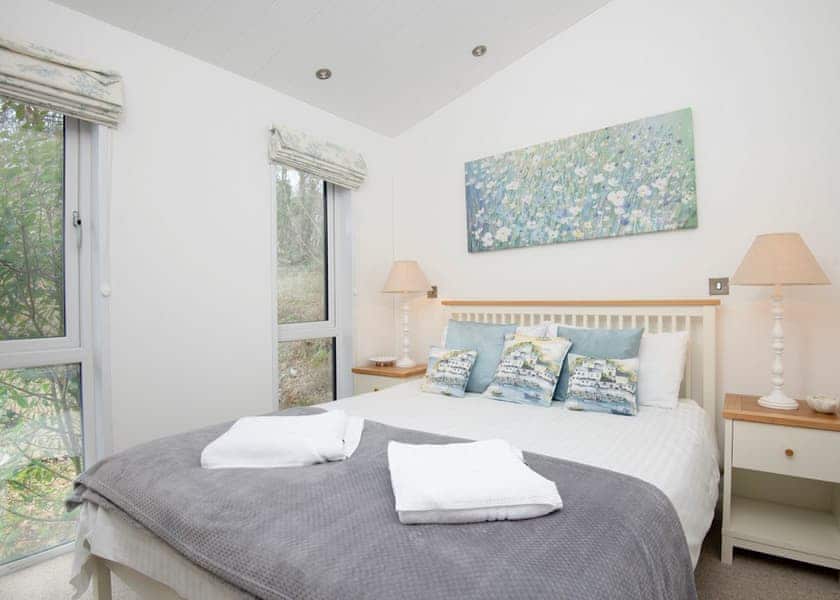Kingfisher Lodge, Lake View 3 bedroom lodge with hot tub (sleeps 6) - Lakeview Manor Lodges, Dunkeswell, Honiton