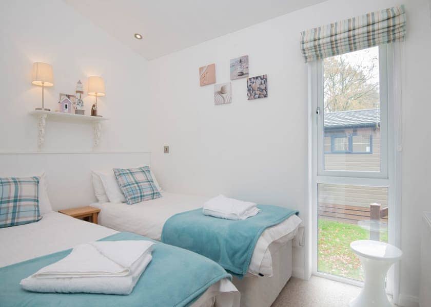 Kingfisher Lodge, Lake View 3 bedroom lodge with hot tub (sleeps 6) - Lakeview Manor Lodges, Dunkeswell, Honiton