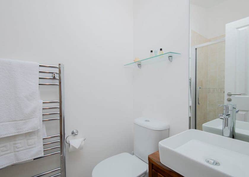 Kingfisher Lodge, Lake View 3 bedroom lodge with hot tub (sleeps 6) - Lakeview Manor Lodges, Dunkeswell, Honiton