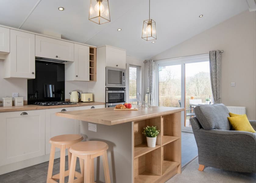 Lake Front 2 bedroom lodge (sleeps 6), Lakeview Lodge 18 - Lakeview Manor Lodges, Dunkeswell, Honiton