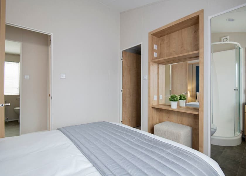 Lake Front 2 bedroom lodge (sleeps 6), Lakeview Lodge 18 - Lakeview Manor Lodges, Dunkeswell, Honiton