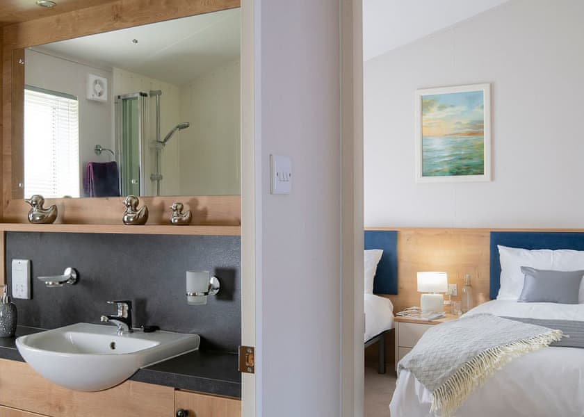 Lake Front 2 bedroom lodge (sleeps 6), Lakeview Lodge 18 - Lakeview Manor Lodges, Dunkeswell, Honiton