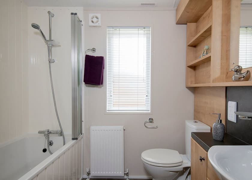 Lakeview Lodge 18, Lake Front 2 bedroom lodge (sleeps 6) - Lakeview Manor Lodges, Dunkeswell, Honiton