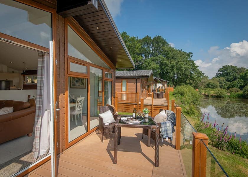 Lake Front Pet 2-bedroom Lodge (Sleeps 4) - Lakeview Manor Lodges, Dunkeswell, Honiton