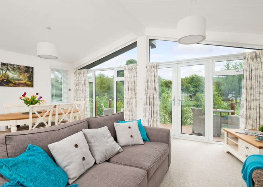 Lake Front Pet 2-bedroom Lodge (Sleeps 4) - Lakeview Manor Lodges, Dunkeswell, Honiton