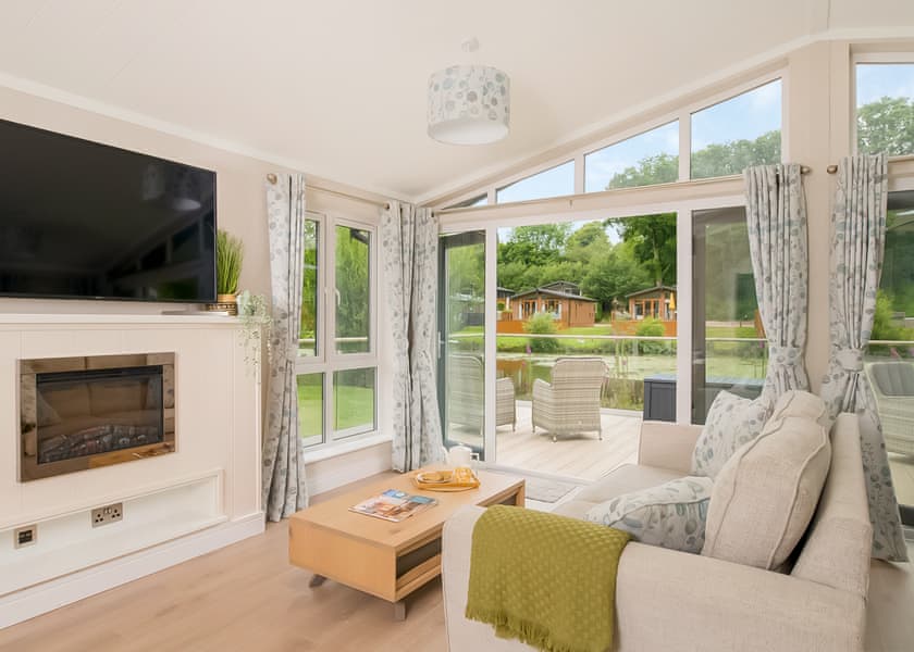 Lake Front Pet 2-bedroom Lodge (Sleeps 4) - Lakeview Manor Lodges, Dunkeswell, Honiton