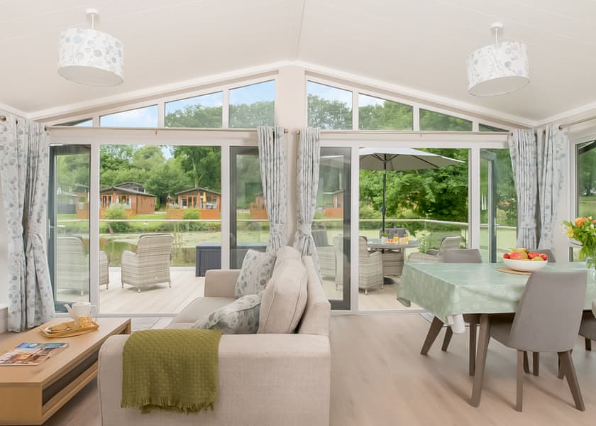 Lake Front Pet 2-bedroom Lodge (Sleeps 4) - Lakeview Manor Lodges, Dunkeswell, Honiton