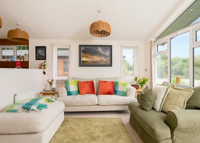 Lake Front Pet 2-bedroom Lodge (Sleeps 4) - Lakeview Manor Lodges, Dunkeswell, Honiton