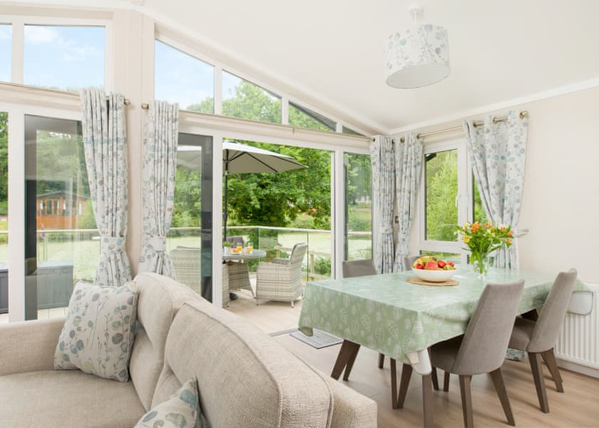 Lake Front Pet 2-bedroom Lodge (Sleeps 4) - Lakeview Manor Lodges, Dunkeswell, Honiton
