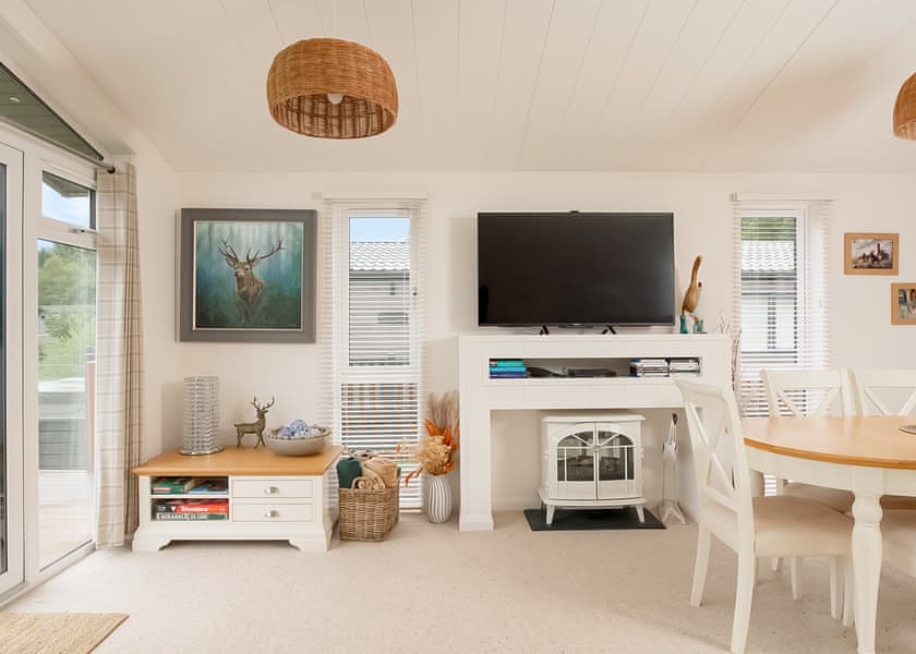 Lake Front Pet 2-bedroom Lodge (Sleeps 4) - Lakeview Manor Lodges, Dunkeswell, Honiton