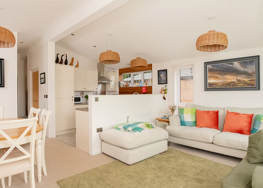 Lake Front Pet 2-bedroom Lodge (Sleeps 4) - Lakeview Manor Lodges, Dunkeswell, Honiton