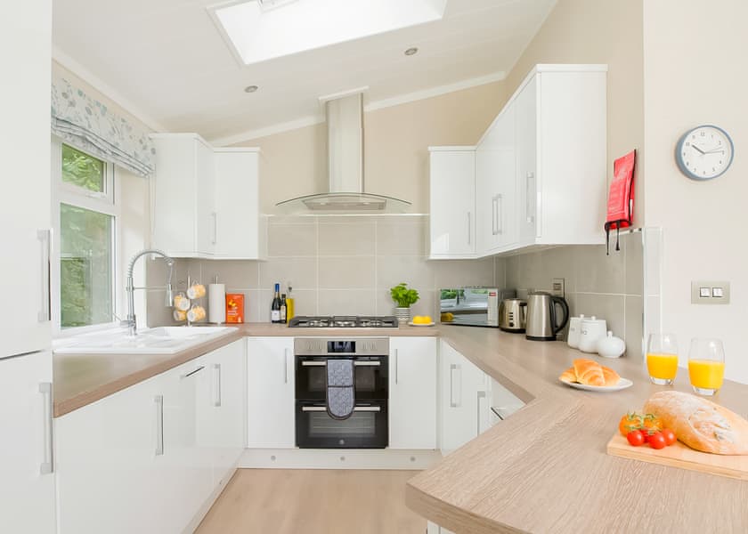 Lake Front Pet 2-bedroom Lodge (Sleeps 4) - Lakeview Manor Lodges, Dunkeswell, Honiton