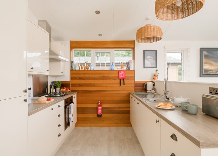 Lake Front Pet 2-bedroom Lodge (Sleeps 4) - Lakeview Manor Lodges, Dunkeswell, Honiton