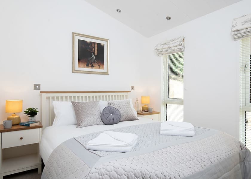 Lake Front Pet 2-bedroom Lodge (Sleeps 4) - Lakeview Manor Lodges, Dunkeswell, Honiton