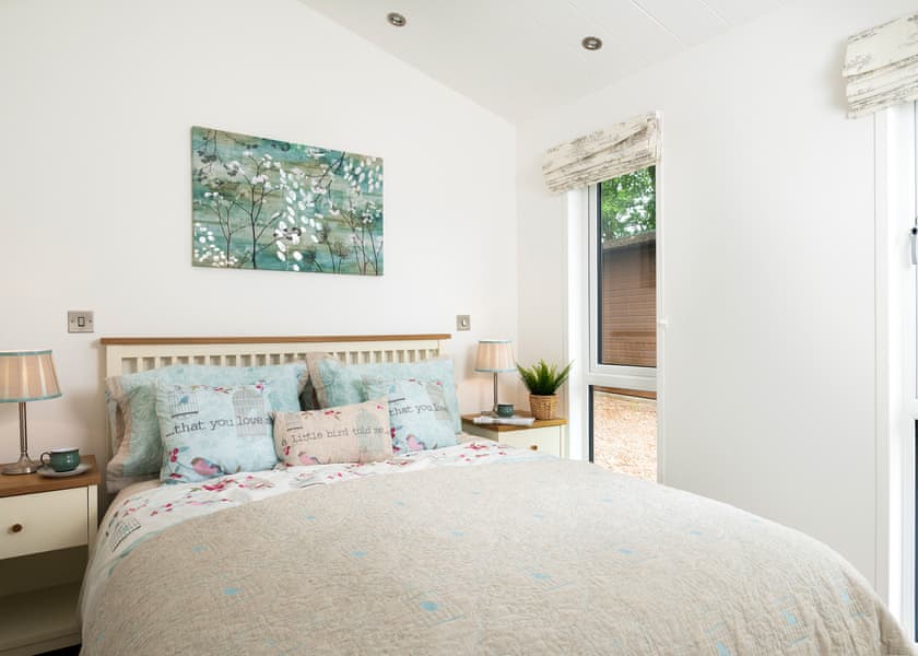 Lake Front Pet 2-bedroom Lodge (Sleeps 4) - Lakeview Manor Lodges, Dunkeswell, Honiton