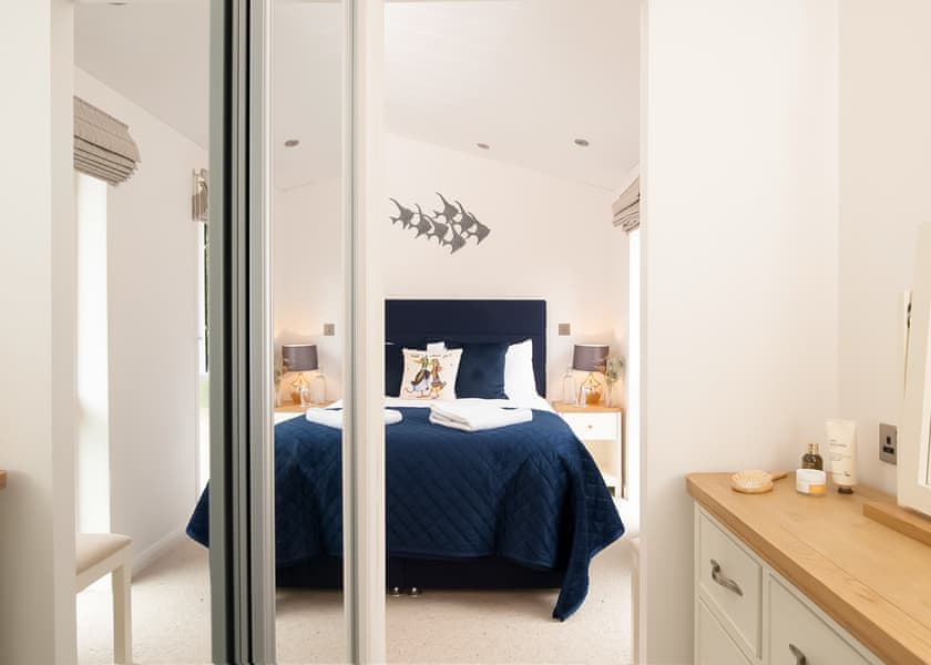 Lake Front Pet 2-bedroom Lodge (Sleeps 4) - Lakeview Manor Lodges, Dunkeswell, Honiton