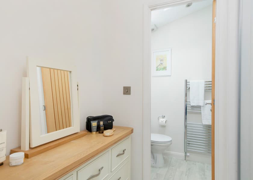 Lake Front Pet 2-bedroom Lodge (Sleeps 4) - Lakeview Manor Lodges, Dunkeswell, Honiton