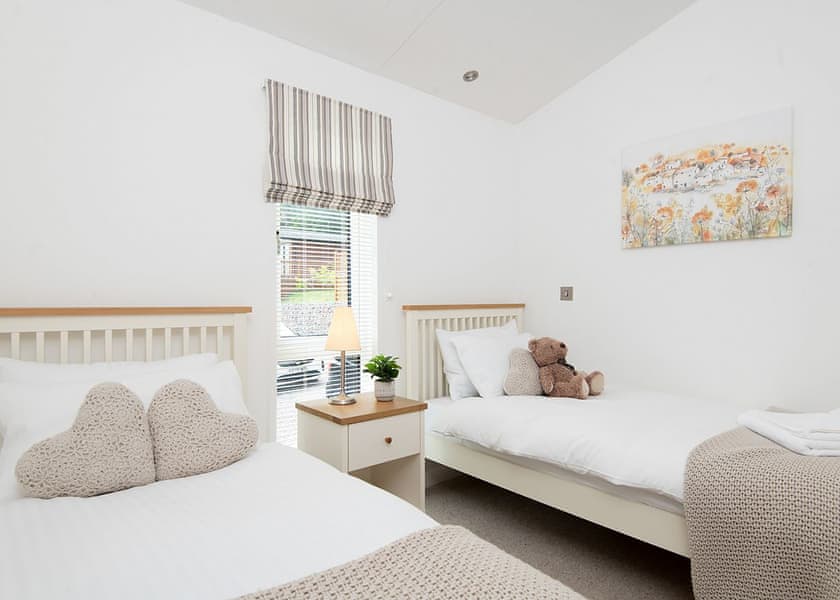 Lake Front Pet 2-bedroom Lodge (Sleeps 4) - Lakeview Manor Lodges, Dunkeswell, Honiton