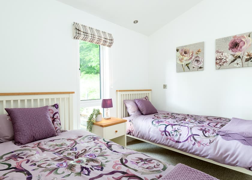 Lake Front Pet 2-bedroom Lodge (Sleeps 4) - Lakeview Manor Lodges, Dunkeswell, Honiton