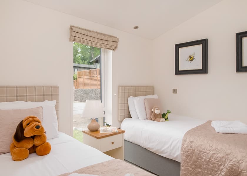 Lake Front Pet 2-bedroom Lodge (Sleeps 4) - Lakeview Manor Lodges, Dunkeswell, Honiton