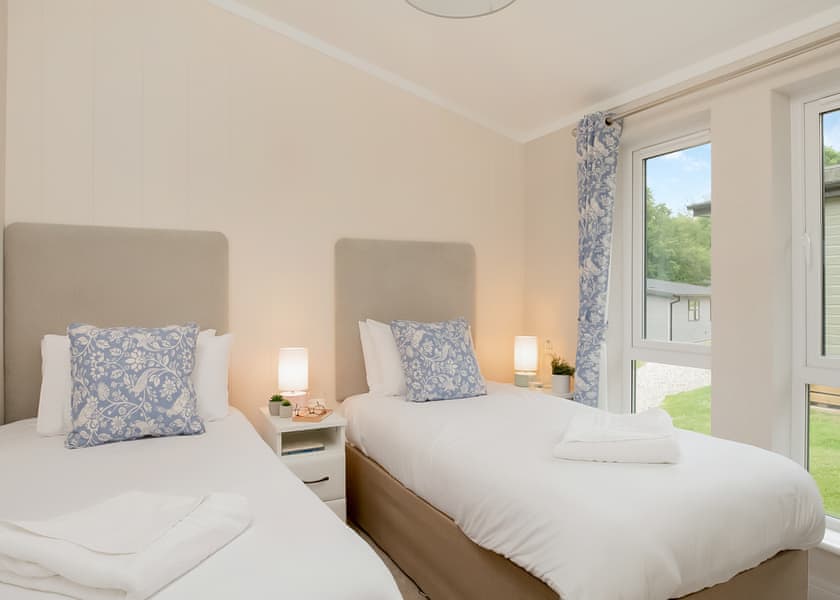 Lake Front Pet 2-bedroom Lodge (Sleeps 4) - Lakeview Manor Lodges, Dunkeswell, Honiton