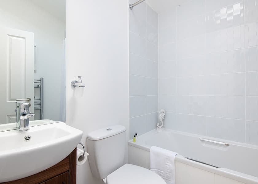 Lake Front Pet 2-bedroom Lodge (Sleeps 4) - Lakeview Manor Lodges, Dunkeswell, Honiton