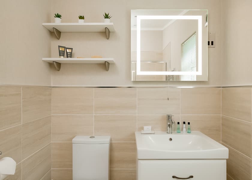 Lake Front Pet 2-bedroom Lodge (Sleeps 4) - Lakeview Manor Lodges, Dunkeswell, Honiton