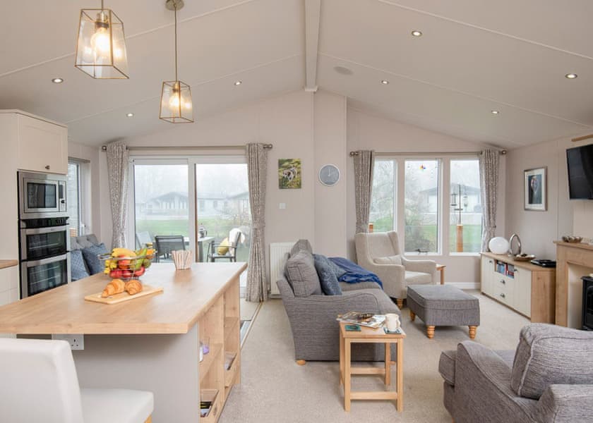 Lake Front Pet 2-bedroom Lodge (Sleeps 6) - Lakeview Manor Lodges, Dunkeswell, Honiton