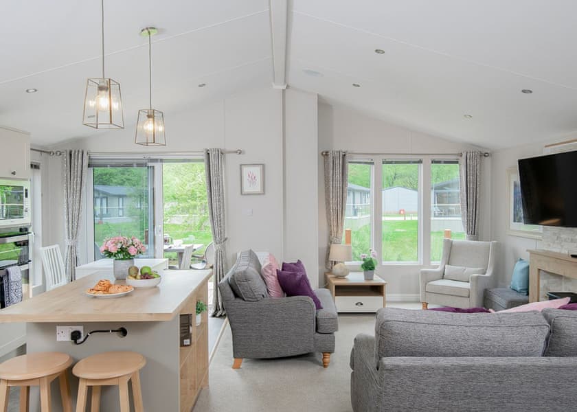 Lake Front Pet 2-bedroom Lodge (Sleeps 6) - Lakeview Manor Lodges, Dunkeswell, Honiton