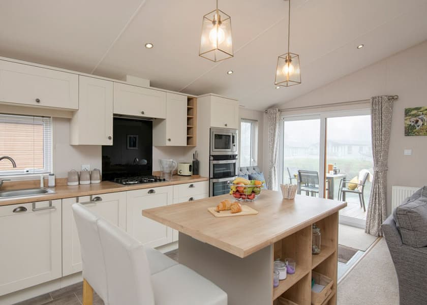 Lake Front Pet 2-bedroom Lodge (Sleeps 6) - Lakeview Manor Lodges, Dunkeswell, Honiton