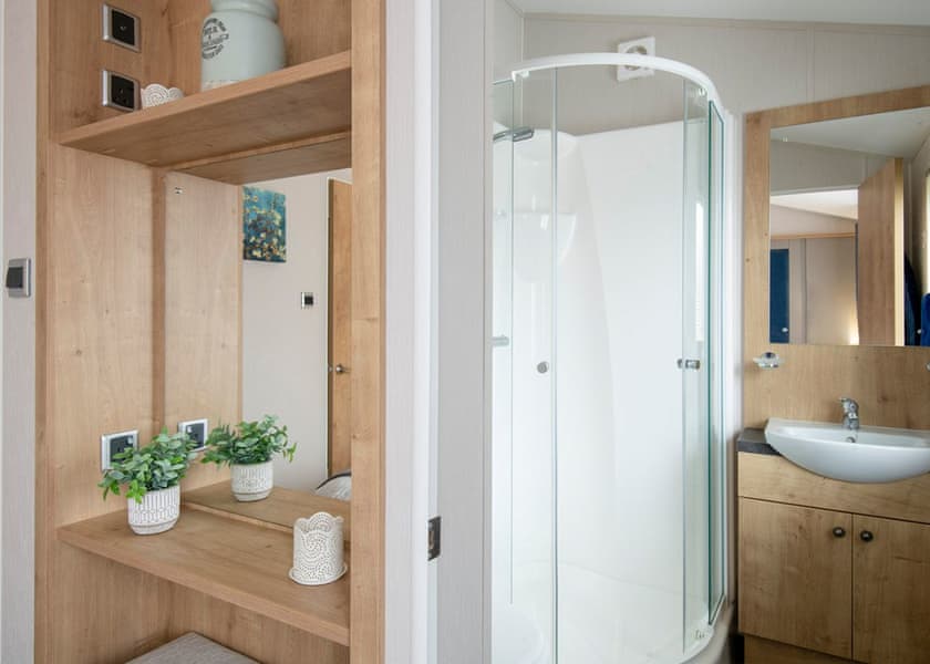 Lake Front Pet 2-bedroom Lodge (Sleeps 6) - Lakeview Manor Lodges, Dunkeswell, Honiton