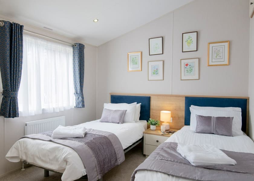 Lake Front Pet 2-bedroom Lodge (Sleeps 6) - Lakeview Manor Lodges, Dunkeswell, Honiton